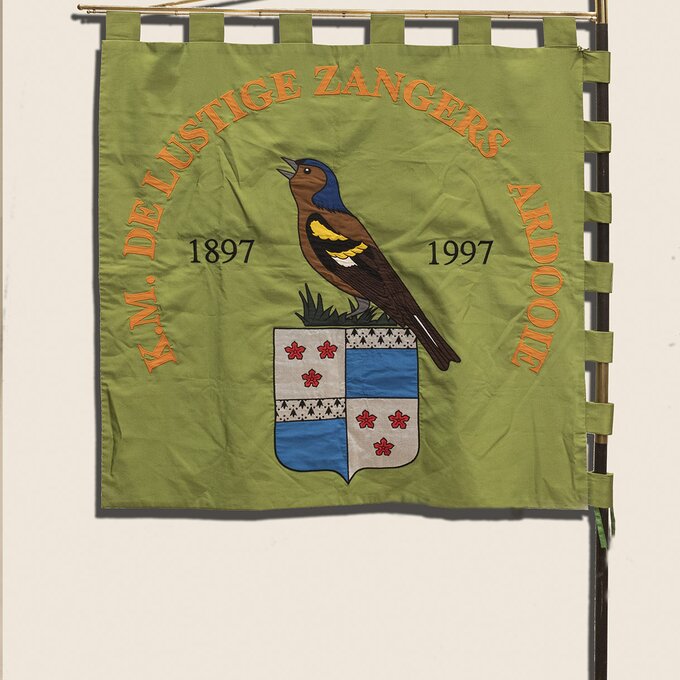 De vlag van de Lustige Zangers uit Ardooie